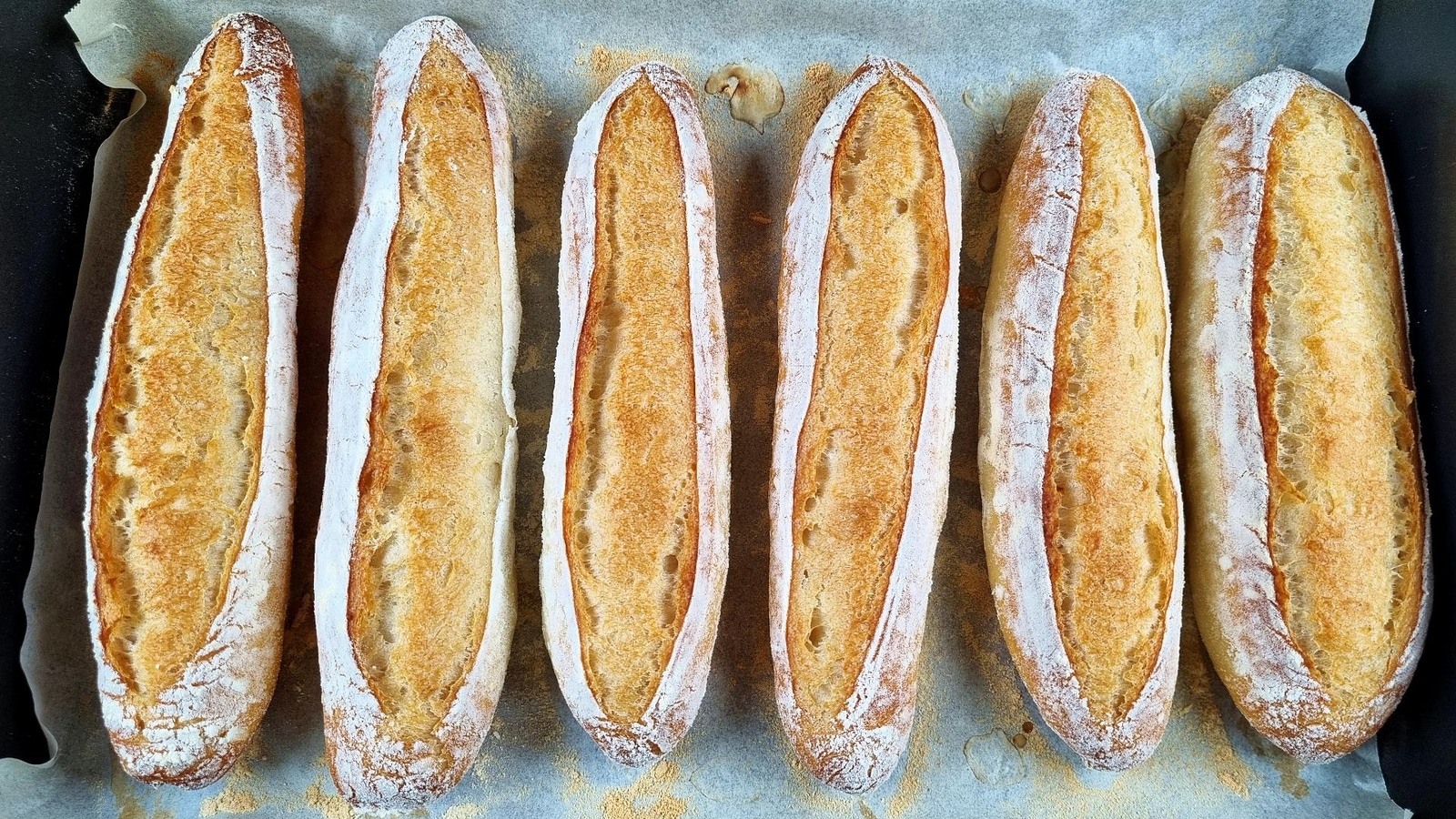 Perfect Mini Baguettes with Single Cut