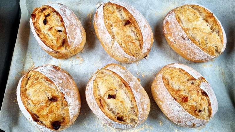 No-Knead Sun-Dried Tomato Bread