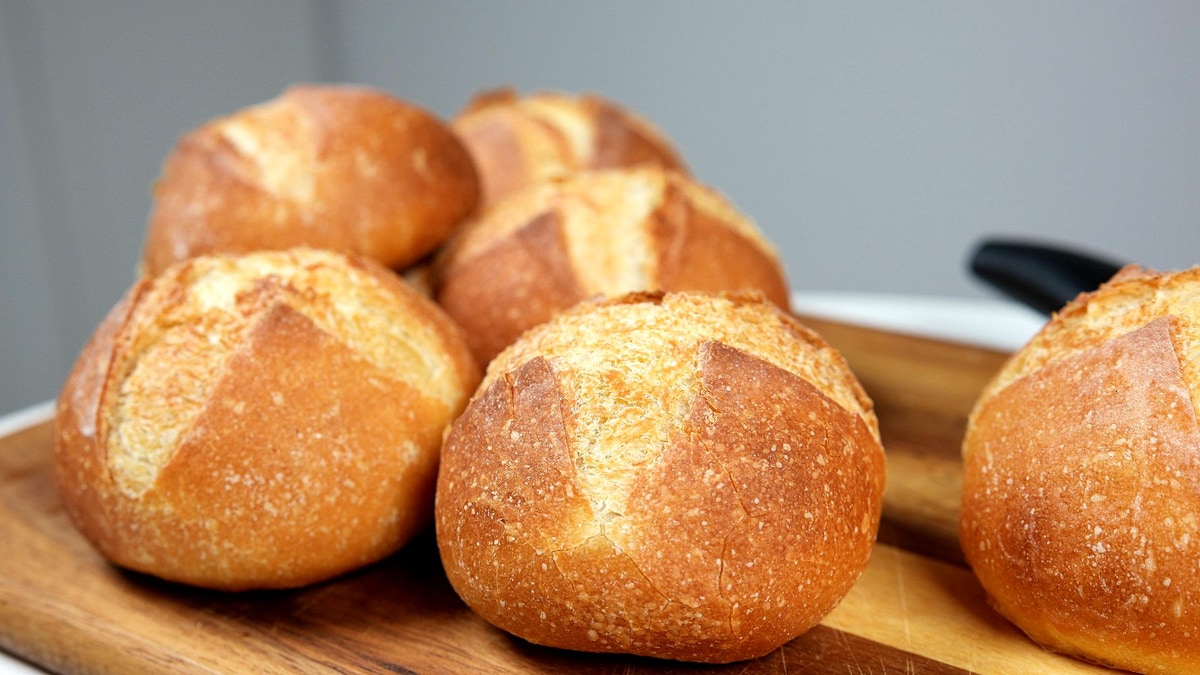 Crispy Semolina Bread Rolls by Food Language